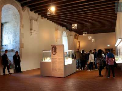 La prima area che incontriamo � �sdoppiata� in due saloni contigui, quello aragonese e quello angioino, dove sono esposte ceramiche e maioliche testimonianza della vita condotta a corte